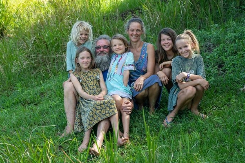 Hijos de la naturaleza: los cónyuges de Australia rechazan la educación tradicional y no enseñan a los niños a leer