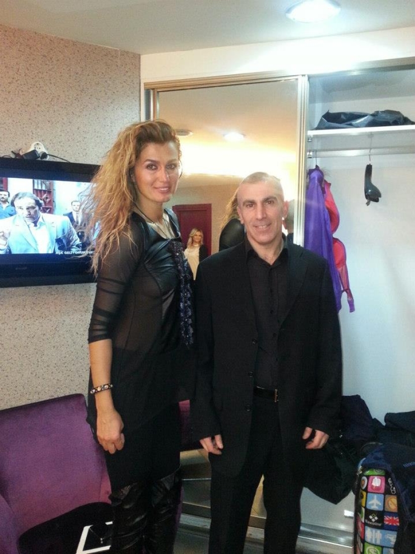 Hit me harder! How a resident of Turkey works as a "whipping pillow" Hit me harder! How a resident of Turkey works as a "whipping pillow"