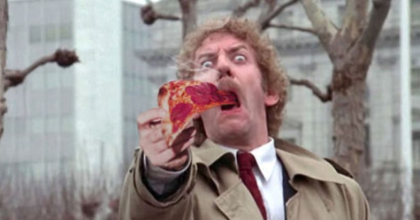 Horror with ketchup: users add pizza to the frames from scary movies