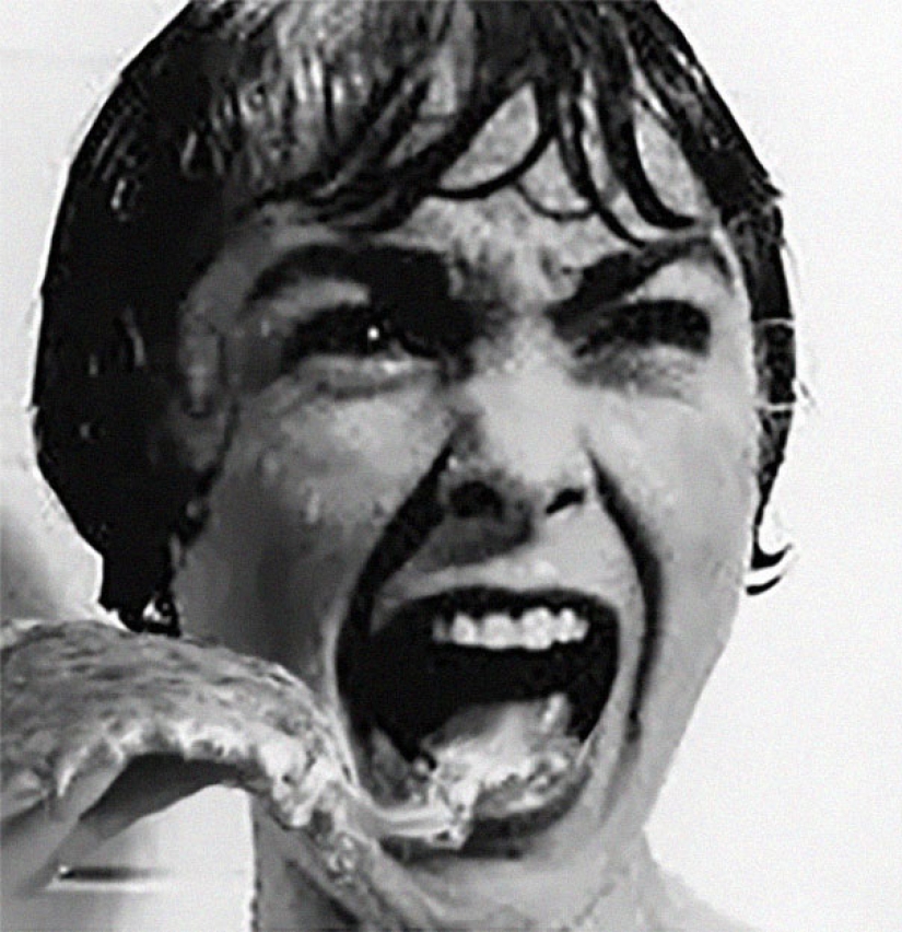 Horror with ketchup: users add pizza to the frames from scary movies
