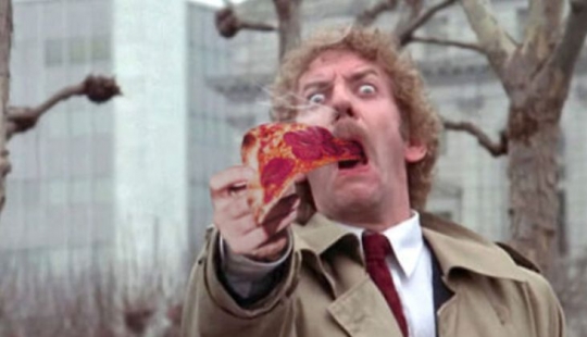 Horror with ketchup: users add pizza to the frames from scary movies