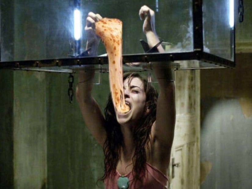 Horror with ketchup: users add pizza to the frames from scary movies