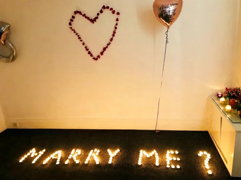 Hot love: a guy burned down an apartment, making a marriage proposal to his beloved Hot love: a guy burned down an apartment, making a marriage proposal to his beloved
