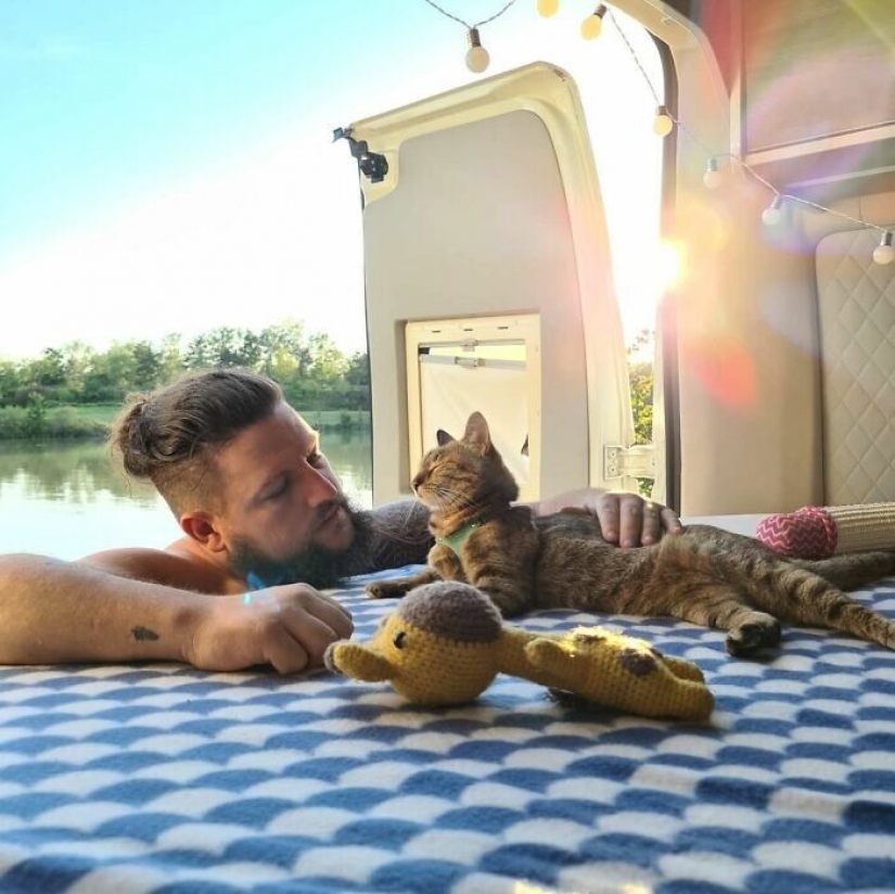 How a cat and her man circumnavigate the world on a bike How a cat and her man circumnavigate the world on a bike