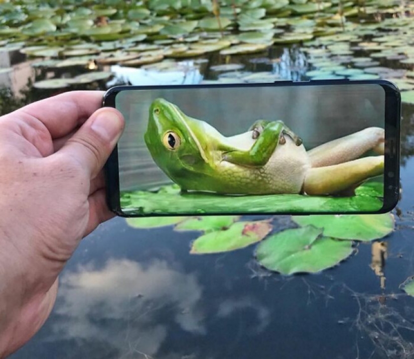 How an artist combines reality with images from his smartphone