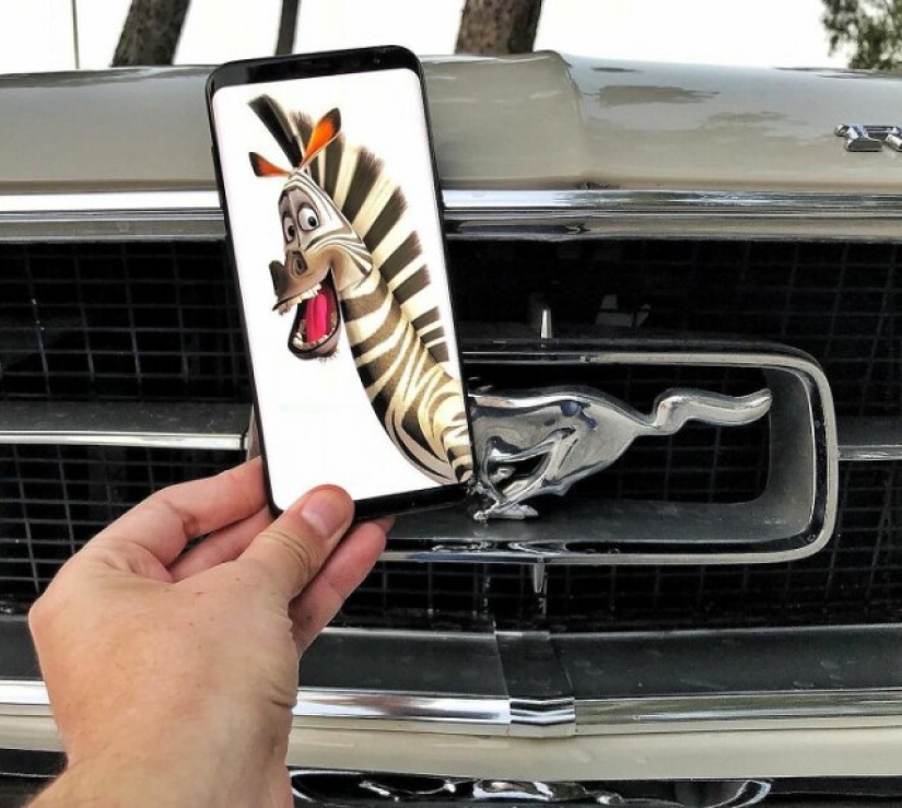 How an artist combines reality with images from his smartphone