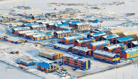 How does the closed shift settlement Sabetta live in the Far North