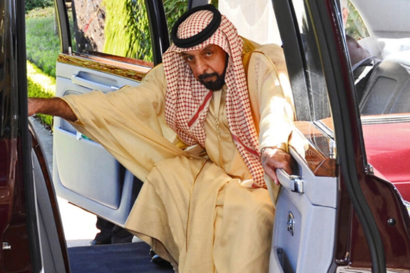 How does the UAE monarch live, who can buy a mansion to spend the night