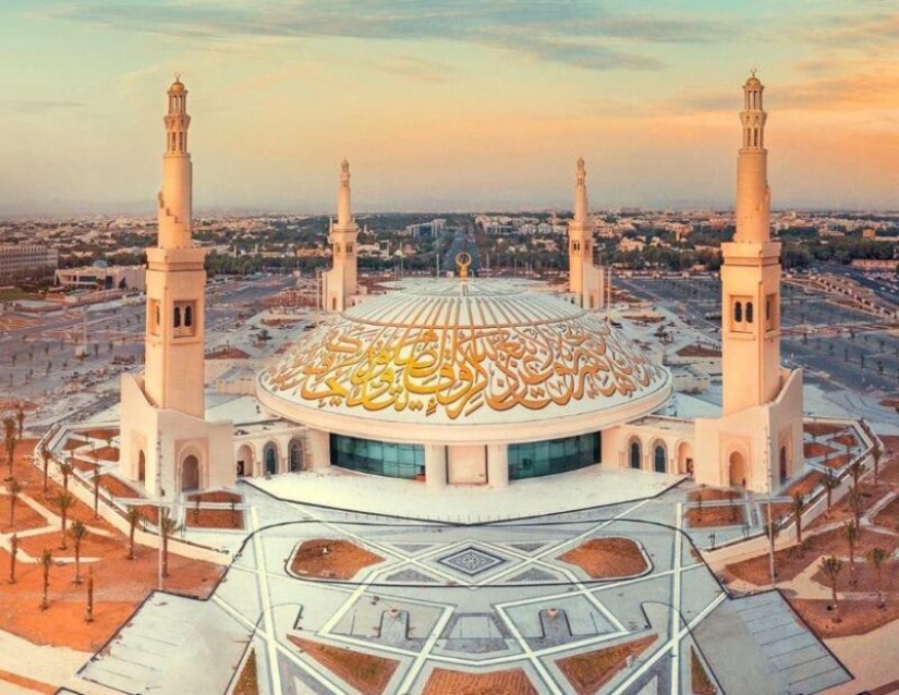 How does the UAE monarch live, who can buy a mansion to spend the night