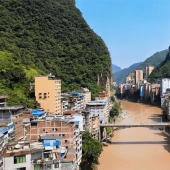 How people live in the city of Yanjing, the narrowest settlement in the world