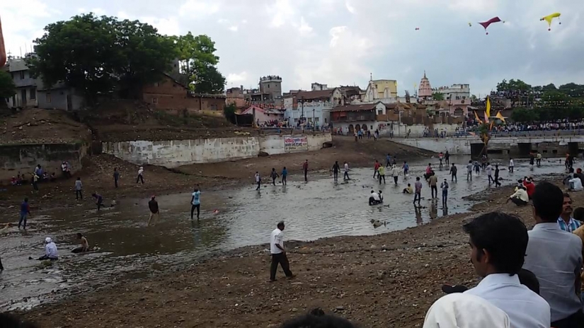How the Gotmar Mela stone Throwing Festival is held in India, where people die