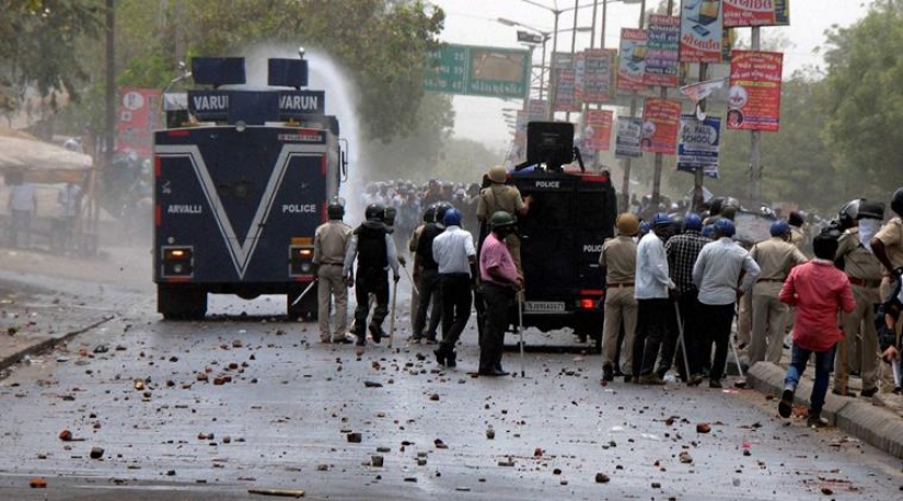 How the Gotmar Mela stone Throwing Festival is held in India, where people die