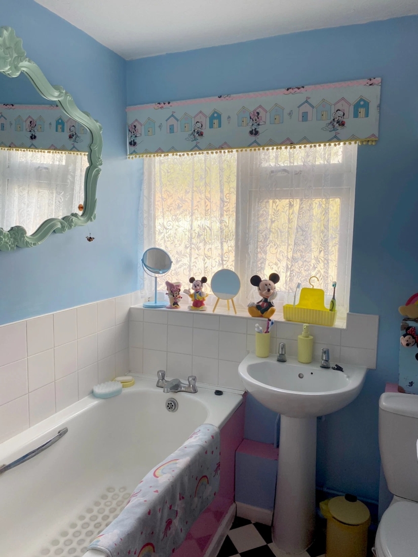 How to quickly and inexpensively turn a boring kitchen into a paradise for Barbie