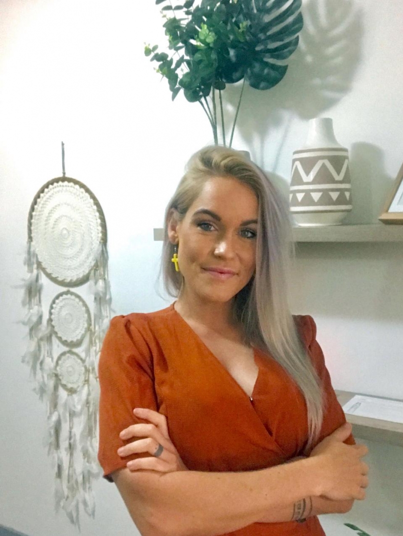 Hugs with strangers: an Australian woman has come up with an unusual way of earning money, and she is doing great Hugs with strangers: an Australian woman has come up with an unusual way of earning money, and she is doing great