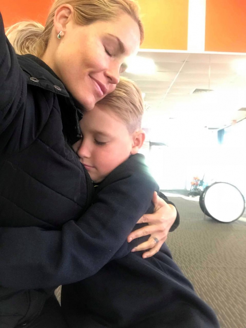 Hugs with strangers: an Australian woman has come up with an unusual way of earning money, and she is doing great Hugs with strangers: an Australian woman has come up with an unusual way of earning money, and she is doing great