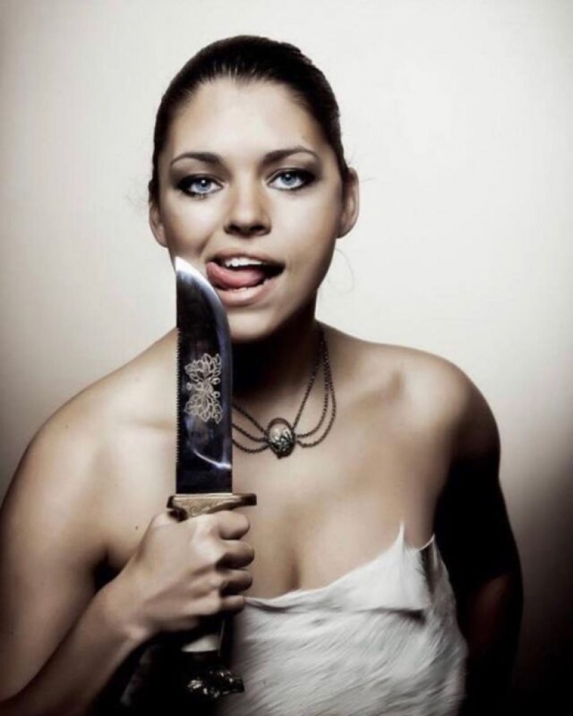 Huntress sells her erotic photos with slaughtered animals for the sake of protecting nature Huntress sells her erotic photos with slaughtered animals for the sake of protecting nature