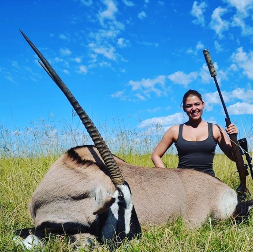 Huntress sells her erotic photos with slaughtered animals for the sake of protecting nature Huntress sells her erotic photos with slaughtered animals for the sake of protecting nature