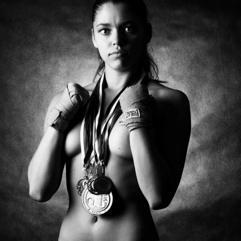 Huntress sells her erotic photos with slaughtered animals for the sake of protecting nature Huntress sells her erotic photos with slaughtered animals for the sake of protecting nature