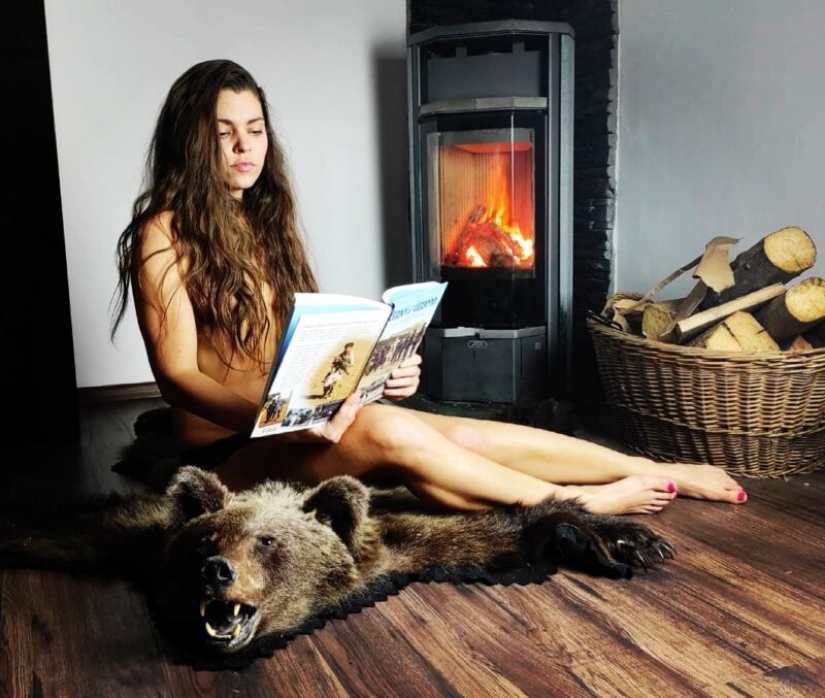 Huntress sells her erotic photos with slaughtered animals for the sake of protecting nature Huntress sells her erotic photos with slaughtered animals for the sake of protecting nature