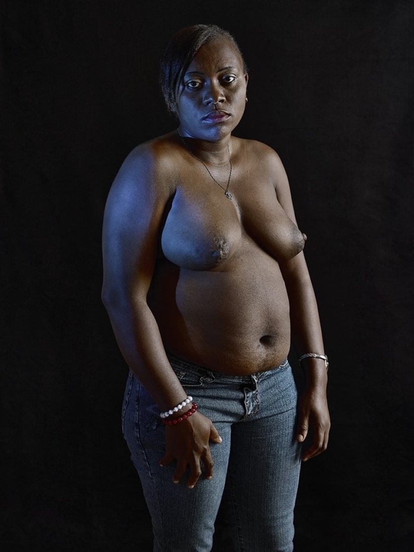 Impactante tradición de Camerún-planchado de senos