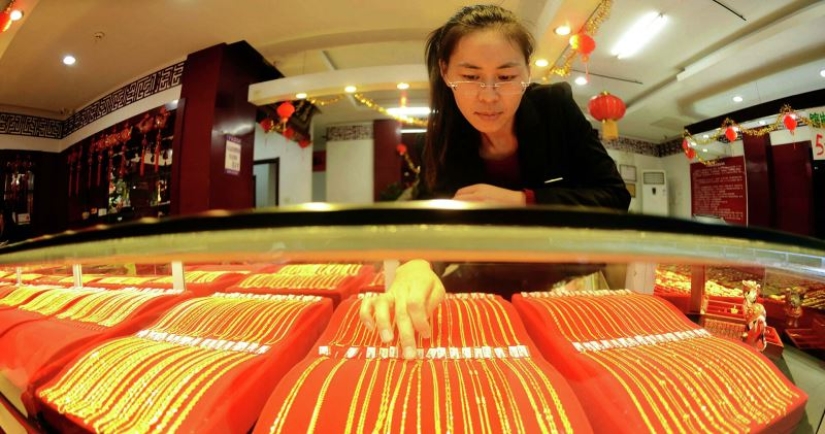In China, the bride could not walk because of the weight of gold jewelry In China, the bride could not walk because of the weight of gold jewelry