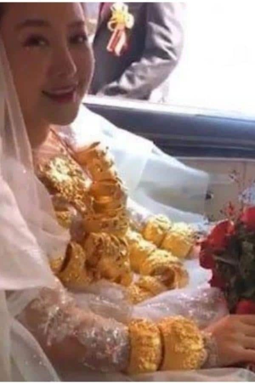 In China, the bride could not walk because of the weight of gold jewelry In China, the bride could not walk because of the weight of gold jewelry