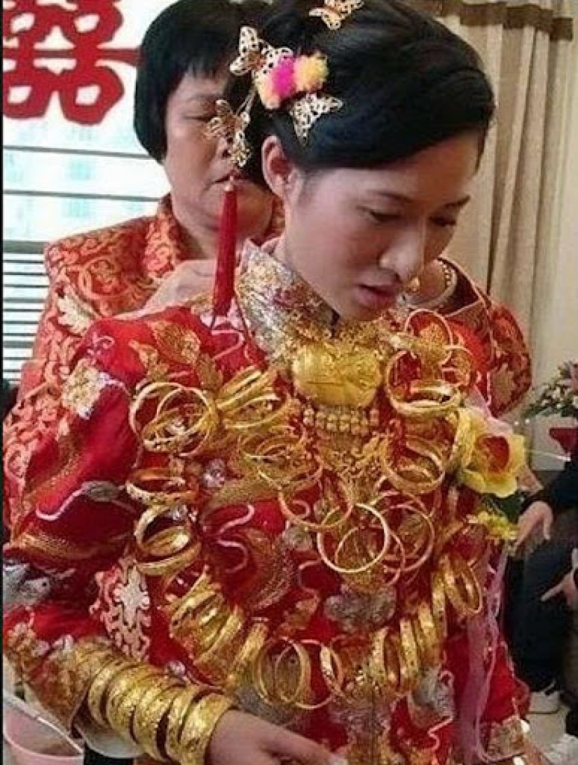 In China, the bride could not walk because of the weight of gold jewelry In China, the bride could not walk because of the weight of gold jewelry