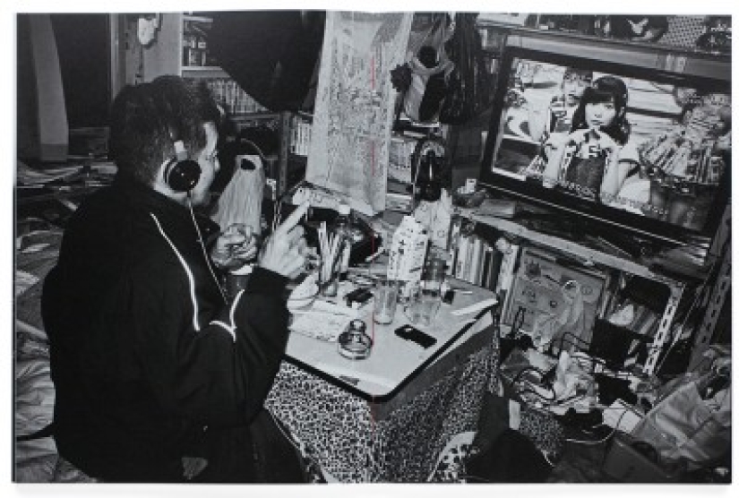 In close quarters, yes in love: the photographer filmed the life of his large family in a one-room apartment