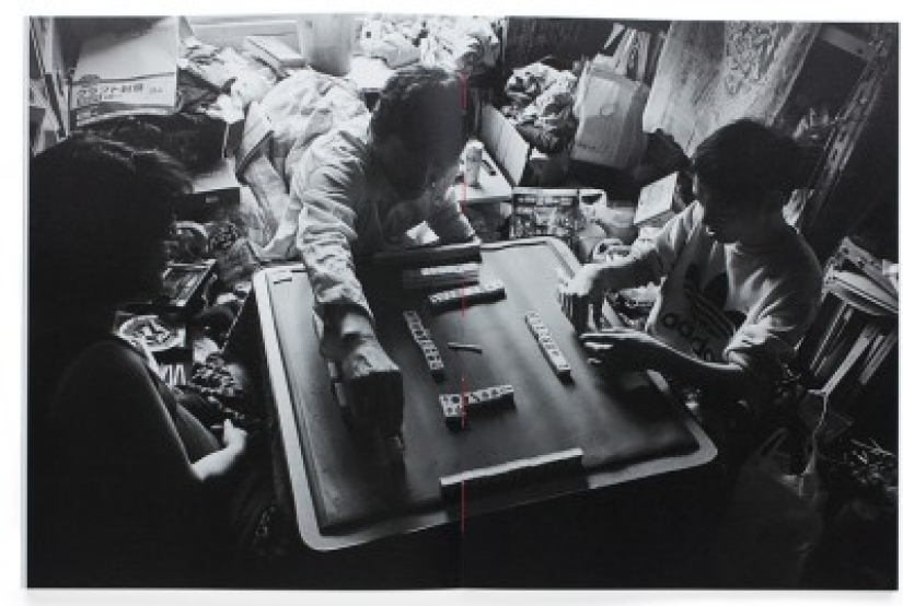 In close quarters, yes in love: the photographer filmed the life of his large family in a one-room apartment