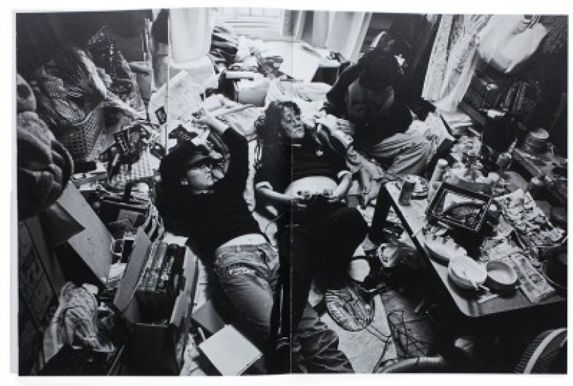 In close quarters, yes in love: the photographer filmed the life of his large family in a one-room apartment In close quarters, yes in love: the photographer filmed the life of his large family in a one-room apartment