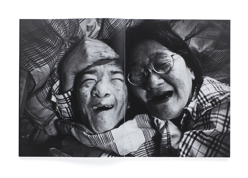 In close quarters, yes in love: the photographer filmed the life of his large family in a one-room apartment In close quarters, yes in love: the photographer filmed the life of his large family in a one-room apartment