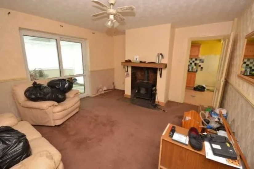 In England, a house with three bedrooms, a garden and the body of the previous owner is for sale