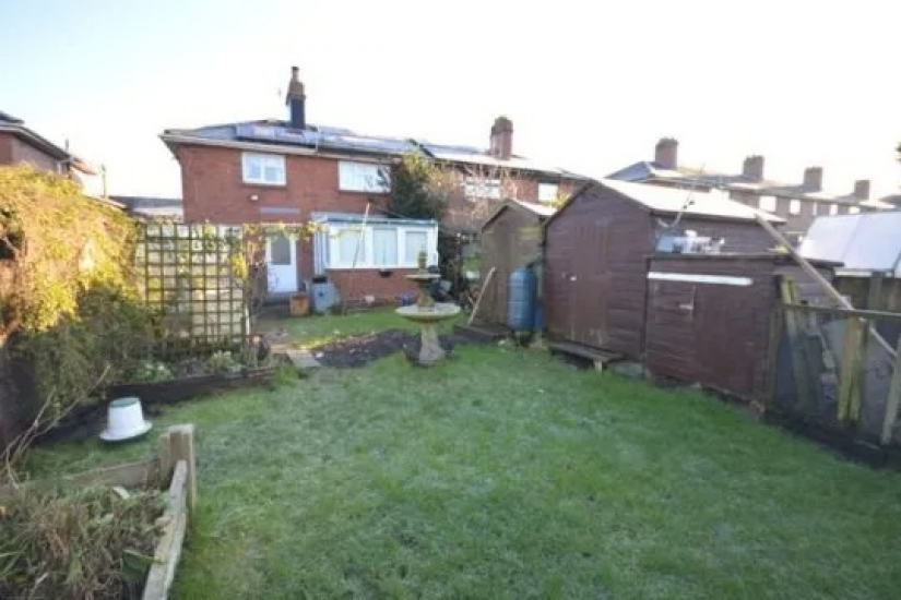 In England, a house with three bedrooms, a garden and the body of the previous owner is for sale