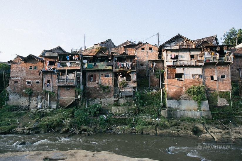 In Indonesia, for 22 thousand dollars, they turned a slum into a rainbow corner