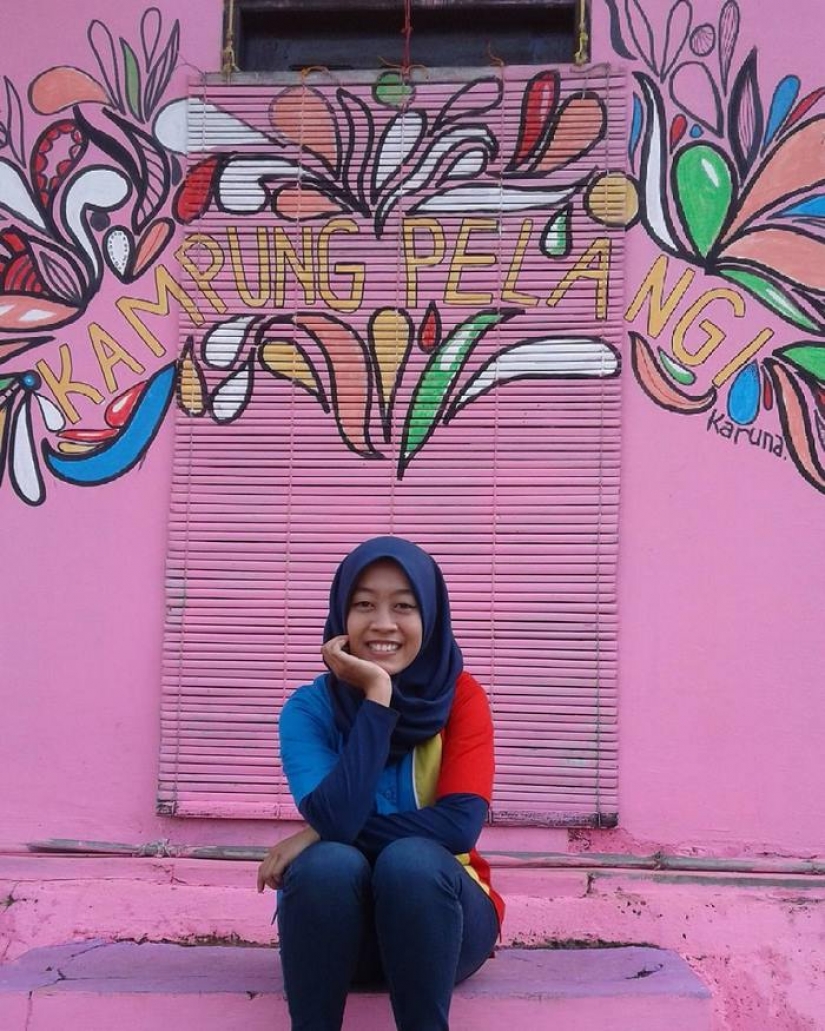 In Indonesia, for 22 thousand dollars, they turned a slum into a rainbow corner
