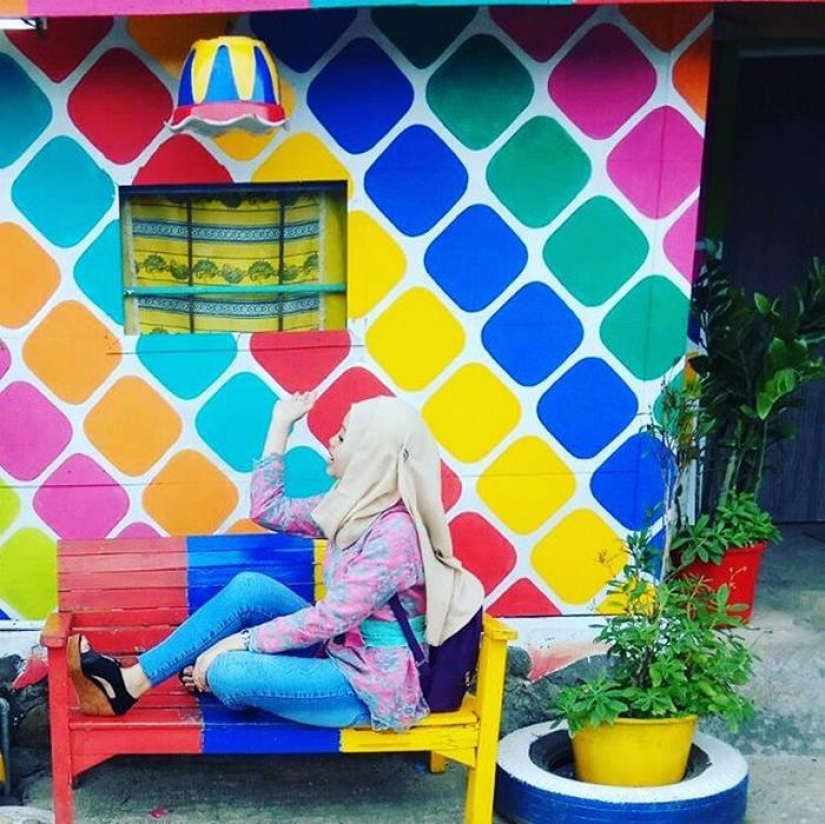 In Indonesia, for 22 thousand dollars, they turned a slum into a rainbow corner