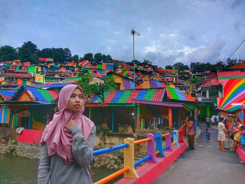 In Indonesia, for 22 thousand dollars, they turned a slum into a rainbow corner