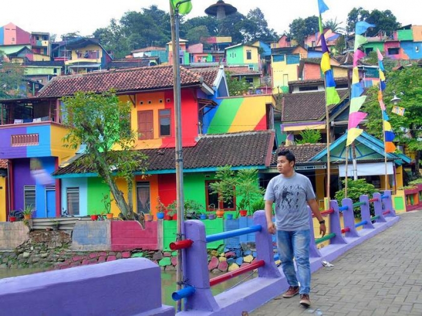 In Indonesia, for 22 thousand dollars, they turned a slum into a rainbow corner