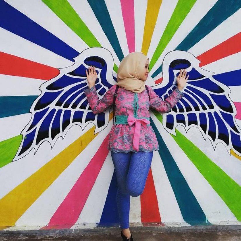 In Indonesia, for 22 thousand dollars, they turned a slum into a rainbow corner