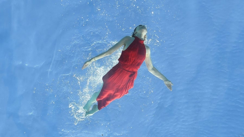In London, a transparent swimming pool was installed between two high-rise buildings