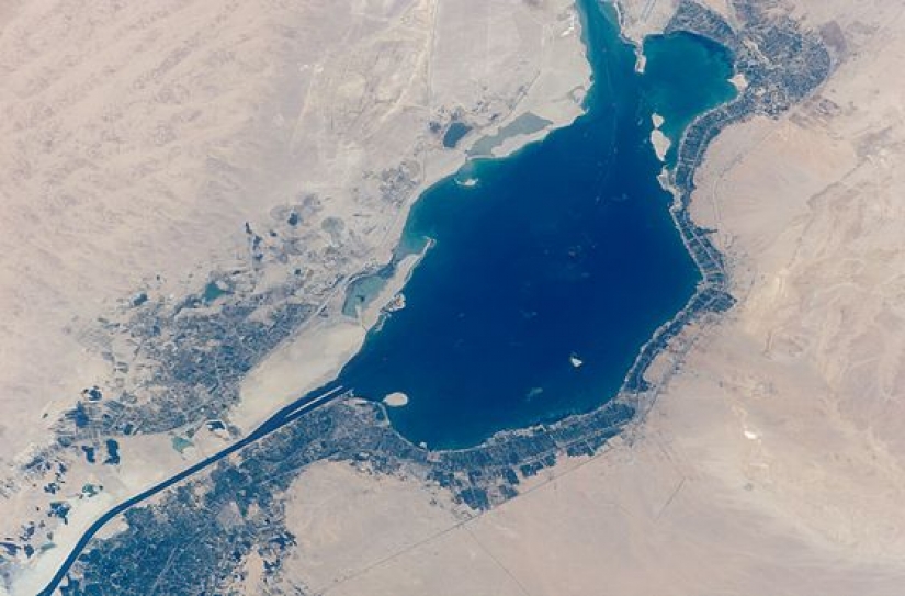 In the 1960s, the Suez canal was blocked for 8 years and what did the trapped sailors