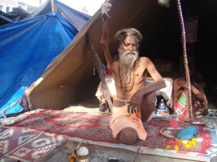 In the name of peace and God: a Hindu holds his hand up since 1973 In the name of peace and God: a Hindu holds his hand up since 1973