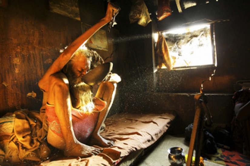 In the name of peace and God: a Hindu holds his hand up since 1973 In the name of peace and God: a Hindu holds his hand up since 1973