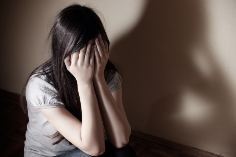 In the US, the rapist was forced to have sex a teenage girl, after spending three weeks under her bed