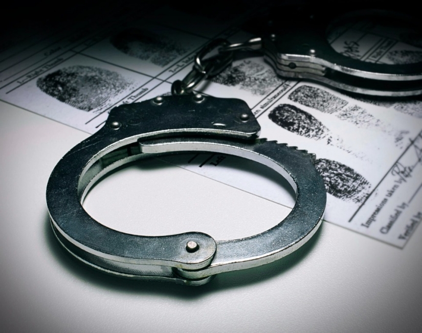 In the US, the rapist was forced to have sex a teenage girl, after spending three weeks under her bed