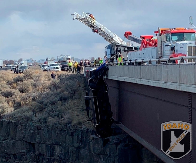 Incredible rescue: how you pulled a couple of pensioners out of a pickup truck, hanging above the precipice in Idaho Incredible rescue: how you pulled a couple of pensioners out of a pickup truck, hanging above the precipice in Idaho
