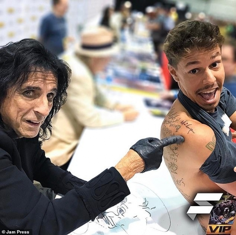 ¡Inscríbete! El influencer estableció un récord mundial al aplicar 225 autógrafos de tatuajes en su espalda ¡Inscríbete! El influencer estableció un récord mundial al aplicar 225 autógrafos de tatuajes en su espalda