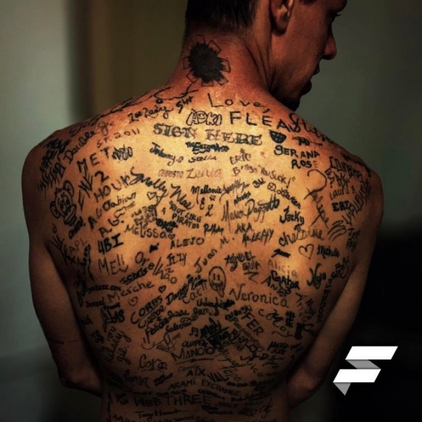 ¡Inscríbete! El influencer estableció un récord mundial al aplicar 225 autógrafos de tatuajes en su espalda ¡Inscríbete! El influencer estableció un récord mundial al aplicar 225 autógrafos de tatuajes en su espalda