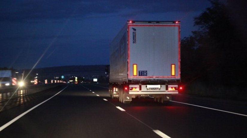Irkutsk fast and furious: father and son stole goods from trucks on the move, as in an action movie Irkutsk fast and furious: father and son stole goods from trucks on the move, as in an action movie