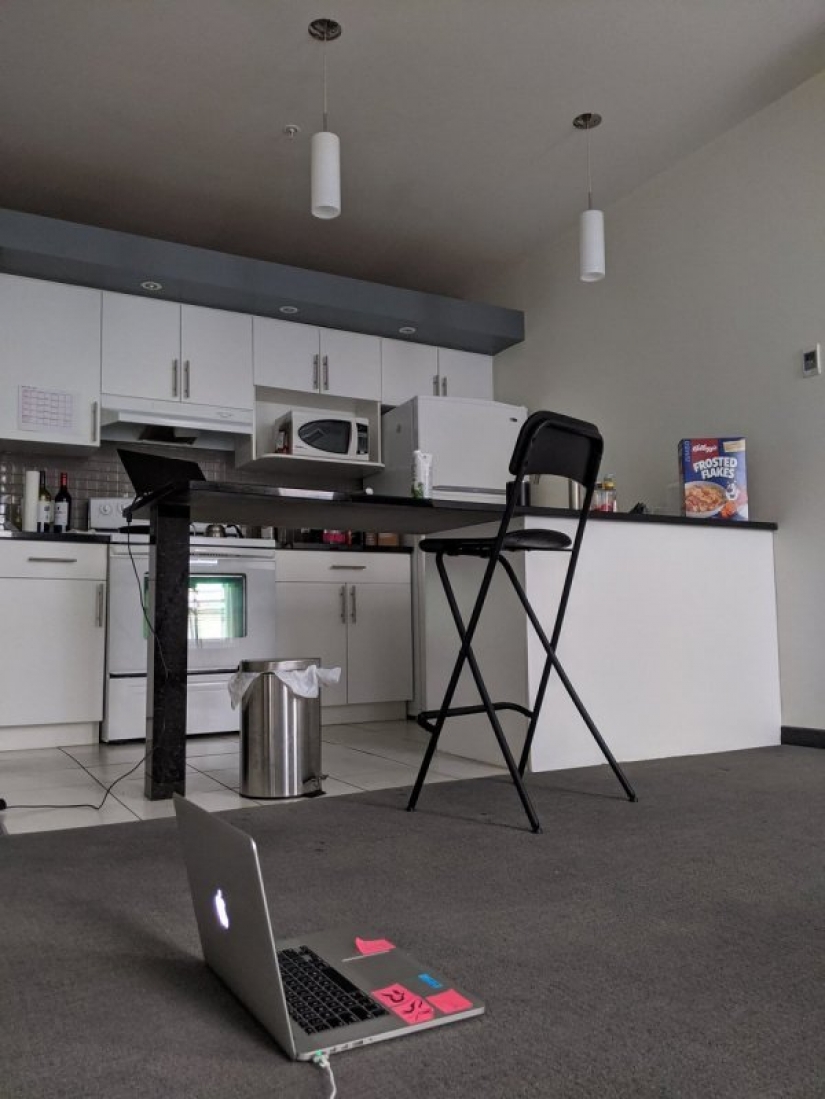 Is: people showed how they have to work from home in quarantine